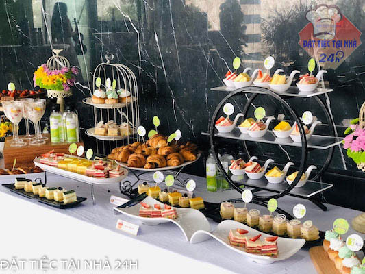 Buffet dành cho hội nghị với đa dạng các món bánh ngọt hấp dẫn