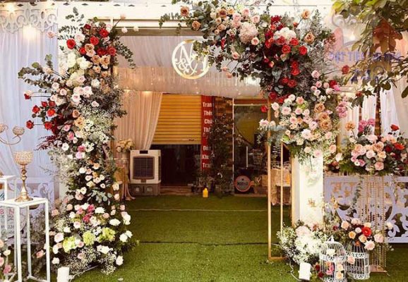 Trang trí cổng hoa tiệc cưới tại nhà