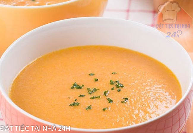 Màu đỏ của súp cà rốt chắc chắn khiến bé mê tít 