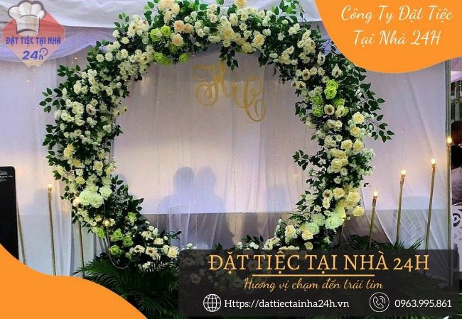 Background tiệc cưới làm bằng khung sắt và trang trí bằng hoa