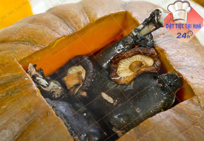 Gà ác hầm bí đỏ nguyên trái
