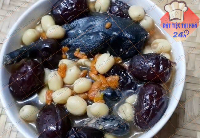 Gà ác hầm hạt sen