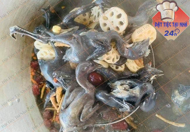 Gà ác hầm thuốc bắc