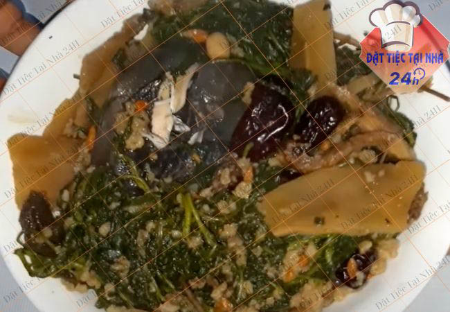 Gà ác nấu với ngải cứu